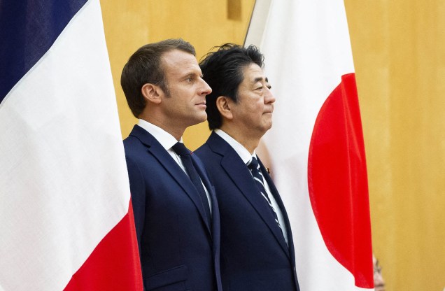 O ex primeiro-ministro do Japão Shinzo Abe ao lado do presidente da França Emmanuel Macron  na residência oficial em Tóquio. 26/06/2019.