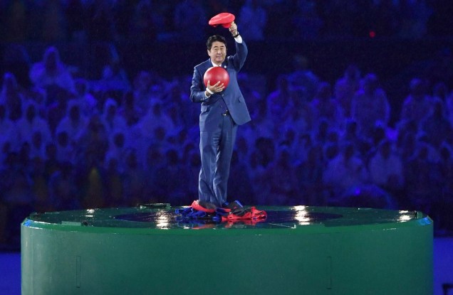 O ex primeiro-ministro japonês Shinzo Abe, durante a cerimônia de encerramento dos Jogos Olímpicos do Rio de Janeiro, Brasil, em 21/08/2016.