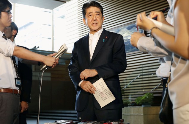 O ex primeiro-ministro japonês Shinzo Abe fala `a repórteres sobre o lançamento de míssil da Coréia do Norte, coletiva realizada em Tóquio, Japão 29/08/2017.