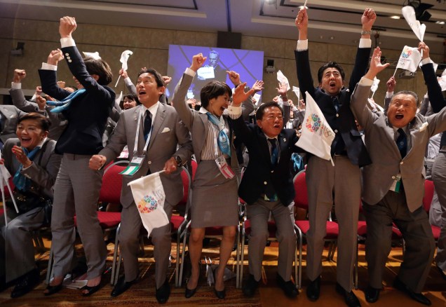 O ex primeiro-ministro do Japão, Shinzo Abe, segundo da direita, e outros membros da delegação japonesa comemoram quando o presidente do Comitê Olímpico Internacional (COI), Jacques Rogge, anuncia que Tóquio sediará os Jogos Olímpicos de 2020, em Buenos Aires, Argentina. Em 07/09/2013.