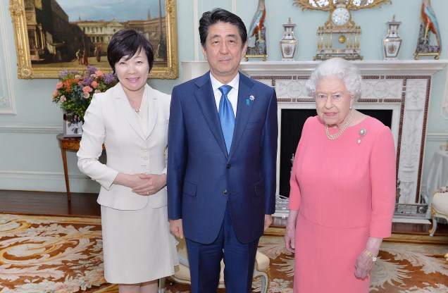 A rainha Elizabeth II da Grã-Bretanha recebe  o ex primeiro-ministro japonês Shinzo Abe e sua esposa Akie, no Palácio de Buckingham, no centro de Londres. 05/05/2016.