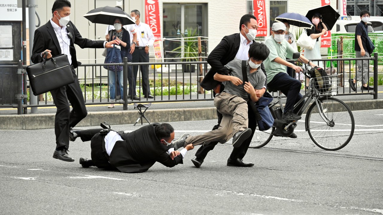 Nara (Japão), 07/07/2022.- A polícia de segurança aborda um suspeito de ter atirado no ex-primeiro-ministro Shinzo Abe do lado de fora da estação Yamato-Saidaiji em Nara, Japão, 08 de julho de 2022. O suspeito identificado como Tetsuya Yamagami foi preso e levado sob custódia. De acordo com a emissora nacional do Japão, o ex-primeiro-ministro Shinzo Abe morreu de seus ferimentos em 08 de julho de 2022, horas depois de ser baleado durante um ato de campanha eleitoral da Câmara Alta para apoiar um candidato do partido, do lado de fora da estação ferroviária Yamato-Saidaiji em Nara, oeste do Japão. (Japão) EFE/EPA/The Asahi Shimbun - JAPAN OUT - USO EDITORIAL APENAS POR UM MÊS até 08 de agosto de 2022 - USO EDITORIAL SOMENTE