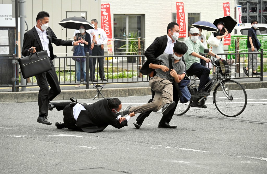 Nara (Japão), 07/07/2022.- A polícia de segurança aborda um suspeito de ter atirado no ex-primeiro-ministro Shinzo Abe do lado de fora da estação Yamato-Saidaiji em Nara, Japão, 08 de julho de 2022. O suspeito identificado como Tetsuya Yamagami foi preso e levado sob custódia. De acordo com a emissora nacional do Japão, o ex-primeiro-ministro Shinzo Abe morreu de seus ferimentos em 08 de julho de 2022, horas depois de ser baleado durante um ato de campanha eleitoral da Câmara Alta para apoiar um candidato do partido, do lado de fora da estação ferroviária Yamato-Saidaiji em Nara, oeste do Japão. (Japão) EFE/EPA/The Asahi Shimbun - JAPAN OUT - USO EDITORIAL APENAS POR UM MÊS até 08 de agosto de 2022 - USO EDITORIAL SOMENTE