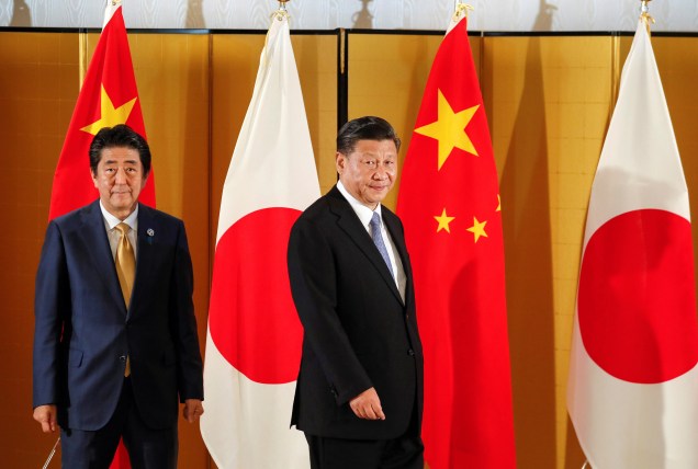 O presidente chinês Xi Jinping e o ex primeiro-ministro japonês Shinzo Abe, durante encontro em  Osaka, na Cúpula do G20 no Japão, em 27/06/2019.