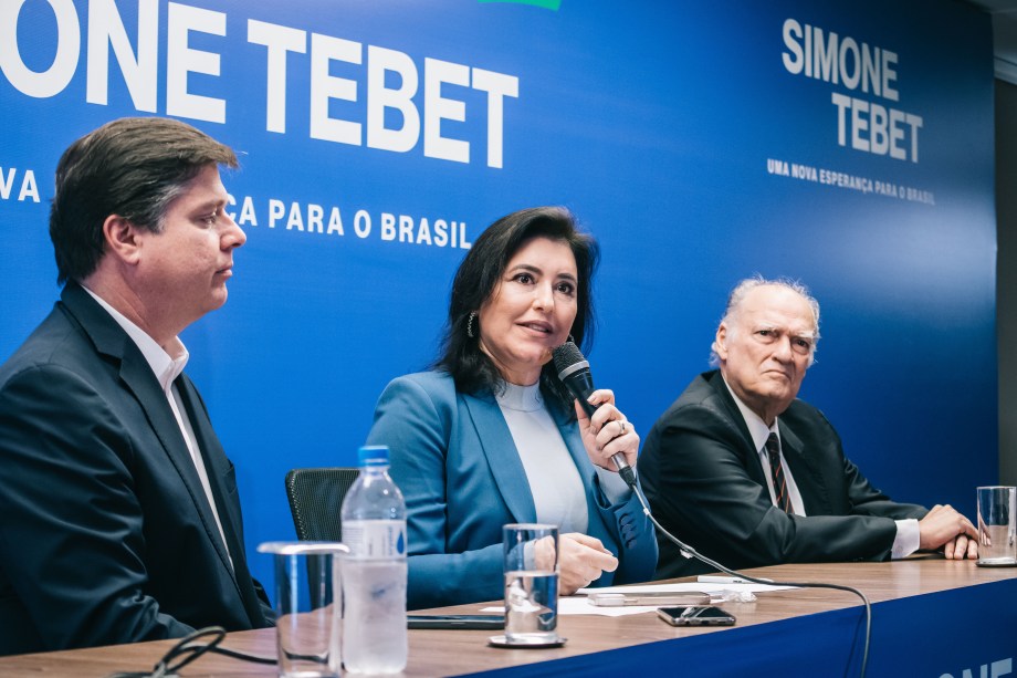 A senadora e pré-candidata à Presidência Simone Tebet pelo MDB entre Baleia Rossi e Roberto Freire.