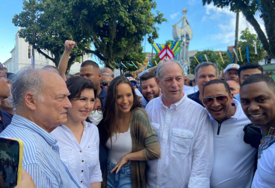 Encontro de Simone Tebet com Ciro Gomes nas ruas de Salvador, ambos em campanha presidencial, na Bahia, 2/7/2022.