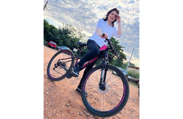 Simone Tebet durante um passeio de bicicleta, para aproveitar o domingo ensolarado, Brasília, 24-07-2022.