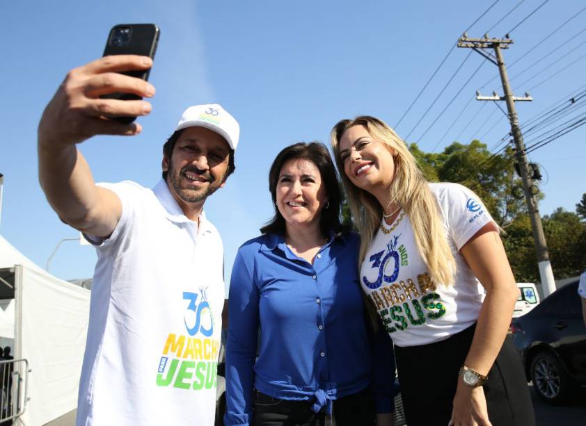 A pré-candidata pelo MDB à Presidência da República Simone Tebet participa da Marcha para Jesus 30 Anos, em São Paulo, sendo recepcionada pelo prefeito Ricardo Nunes e pela primeira-dama, Regina Carnevale Nunes, em 9/7/2022. A pré-candidata pelo MDB à Presidência da República Simone Tebet participa da Marcha para Jesus 30 Anos, em São Paulo, sendo recepcionada pelo prefeito Ricardo Nunes e pela primeira-dama, Regina Carnevale Nunes, em 9/7/2022.