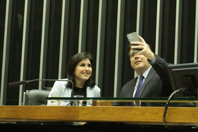 A pré-candidata pelo MDB à Presidência da República Simone Tebet e o presidente de seu partido, Rodrigo Baleia, fazem selfie no Plenário da Câmara dos Deputados, durante sessão conjunta do Congresso Nacional para votação de vetos e projetos, entre eles o projeto da LDO (PLN 5/2022), em 17/7/2022.