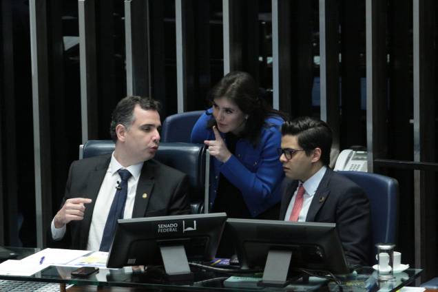 A pré-candidata pelo MDB à Presidência da República Simone Tebet e o presidente do Senado, Rodrigo Pacheco, conversam no Plenário da Câmara dos Deputados, durante sessão conjunta do Congresso Nacional, para votação de vetos e projetos, entre eles o projeto da LDO (PLN 5/2022), em 17/7/2022. A pré-candidata pelo MDB à Presidência da República Simone Tebet e o presidente do Senado, Rodrigo Pacheco, conversam no Plenário da Câmara dos Deputados, durante sessão conjunta do Congresso Nacional, para votação de vetos e projetos, entre eles o projeto da LDO (PLN 5/2022), em 17/7/2022.