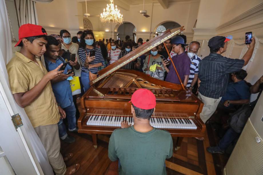 Centenas de pessoas invadem o palácio do presidente em Colombo, Sri Lanka, devido `a grande instabilidade política existente no país, o presidente e o primeiro-ministro renunciaram, em 10/07/2022.