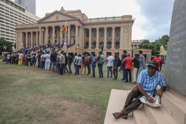 Pessoas fazem fila por comida em frente ao secretariado do Presidente em Colombo, Sri Lanka, 10/07/2022, um dia após as residências oficiais terem sido invadidas. O presidente e o primeiro-ministro do Sri Lanka concordaram em renunciar ao governo do país. Pessoas fazem fila por comida em frente ao secretariado do Presidente em Colombo, Sri Lanka, 10/07/2022, um dia após as residências oficiais terem sido invadidas. O presidente e o primeiro-ministro do Sri Lanka concordaram em renunciar ao governo do país.