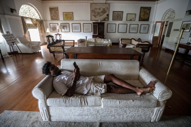 Um manifestante permanece em um sofá na residência oficial do primeiro-ministro em Colombo, Sri Lanka, 10/07/2022, um dia depois de invadir residências oficiais. O presidente e o primeiro-ministro do Sri Lanka renunciaram, após uma reunião de líderes do partido durante um dia de protestos contra o governo em massa.