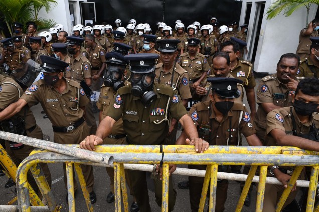 Soldados da polícia montam guarda em frente à sede da polícia durante um protesto de manifestantes exigindo ações contra autoridades por ataques a manifestantes e meios de comunicação em meio à crise econômica em curso em Colombo, em 11/07/2022.