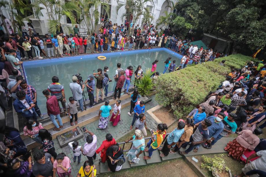 Centenas de pessoas invadem o palácio do presidente em Colombo, Sri Lanka, devido `a grande instabilidade política existente no país, 10/07/2022.