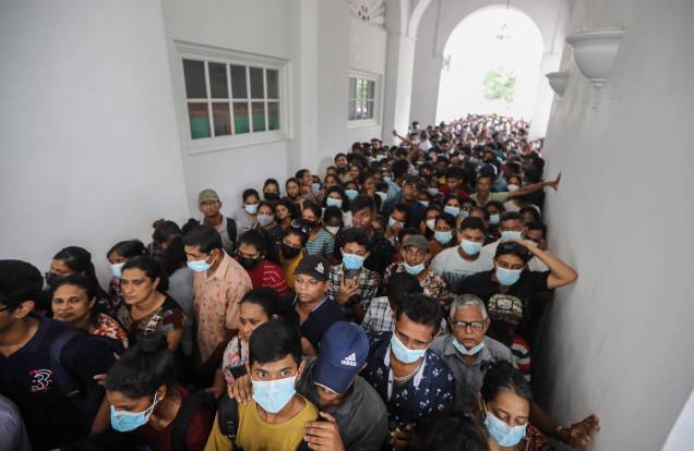 Centenas de pessoas invadem o palácio do presidente em Colombo, Sri Lanka, devido `a grande instabilidade política existente no país, o presidente e o primeiro-ministro renunciaram, em 10/07/2022. Centenas de pessoas invadem o palácio do presidente em Colombo, Sri Lanka, devido `a grande instabilidade política existente no país, o presidente e o primeiro-ministro renunciaram, em 10/07/2022.
