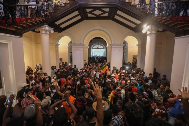 Centenas de pessoas invadem o palácio do presidente em Colombo, Sri Lanka, devido `a grande instabilidade política existente no país, o presidente e o primeiro-ministro renunciaram, em 10/07/2022.