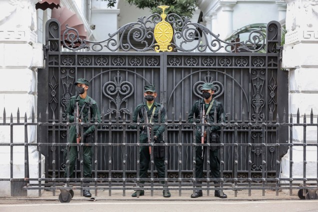Soldados do exército montam guarda do lado de fora do palácio presidencial em Colombo, Sri Lanka, em 11/07/2022, dois dias depois que as residências oficiais terem sido invadidas.