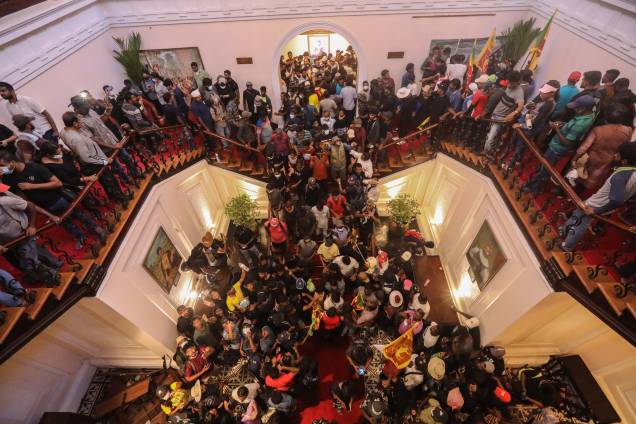 Centenas de pessoas invadem o palácio do presidente em Colombo, Sri Lanka, devido `a grande instabilidade política existente no país, o presidente e o primeiro-ministro renunciaram, em 10/07/2022. Centenas de pessoas invadem o palácio do presidente em Colombo, Sri Lanka, devido `a grande instabilidade política existente no país, o presidente e o primeiro-ministro renunciaram, em 10/07/2022.