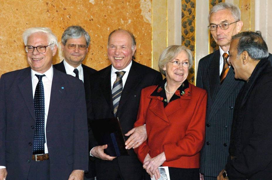 Os premiado da Medalha Goethe, o brasileiro Sergio Paolo Rouanet, crítico literário norte-americano Paul Michael Luetzeler, Imre Kertesz, Jutta Limbach, presidente do Goethe-Institute, o filósofo bielorrusso Anatoli A Michailov ganhador do Prêmio Nobel de Literatura  e o indiano Mohan Agashe, após a cerimônia de premiação em Weimar, Alemanha, 22/03/2004.