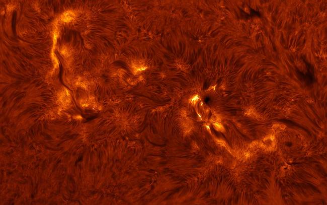 Solar Inferno by Stuart Green – Astronomy Photographer of the Year 2022 Our Sun O britânico Stuart Green capturou a superfície do Sol isolando camadas da luz emitida pelo astro -