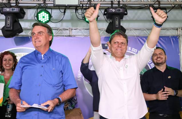 O presidente Jair Bolsonaro e Tarcísio de Freitas, pré-candidato ao governo do estado de São Paulo pelo Partido dos Republicanos, em Pariquera-Açu - SP, em visita à 10ª Feira da Bananicultura e Agronegócio - FEIBANANA, 12/05/2022. O presidente Jair Bolsonaro e Tarcísio de Freitas, pré-candidato ao governo do estado de São Paulo pelo Partido dos Republicanos, em Pariquera-Açu - SP, em visita à 10ª Feira da Bananicultura e Agronegócio - FEIBANANA, 12/05/2022.
