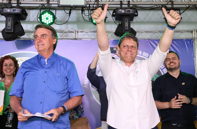 O presidente Jair Bolsonaro e Tarcísio de Freitas, pré-candidato ao governo do estado de São Paulo pelo Partido dos Republicanos, em Pariquera-Açu - SP, em visita à 10ª Feira da Bananicultura e Agronegócio - FEIBANANA, 12/05/2022.