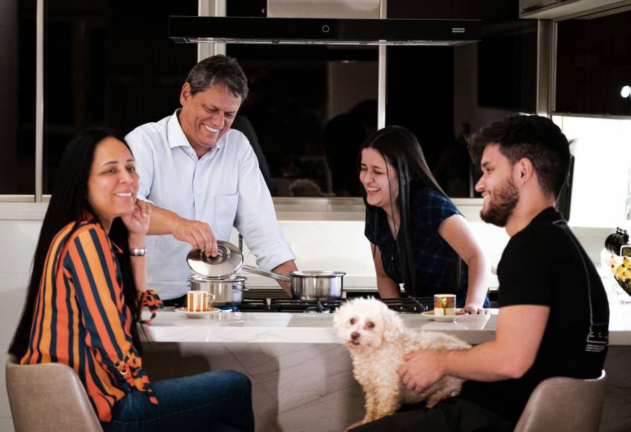 Tarcísio de Freitas, pré-candidato ao governo do estado de São Paulo pelo Partido dos Republicanos, em sua residência com sua família, esposa Cris, filhos Matheus e Letícia, em São Paulo, 12/06/2022.