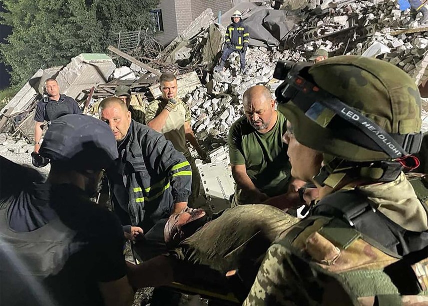 Serviço de Emergência Ucraniano resgata um homem ferido após míssil russo atingir em um prédio residencial em Chasiv Yar, distrito de Bakhmut, no leste da Ucrânia. em 09/07/2022.