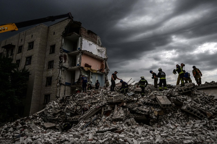 Prédio residencial parcialmente destruído após um bombardeio russo, em Chasiv Yar, leste da Ucrânia, em 10/07/ 2022.