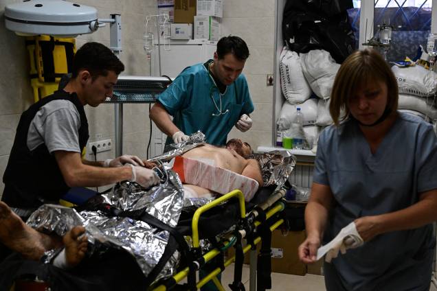 Um homem ferido após um bombardeio do exército russo no mercado central de Sloviansk é tratado no hospital da cidade de Kramatorsk, em 05/07/2022.