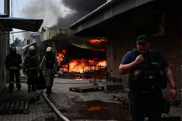Bombeiros trabalham para controlar as chamas no mercado central de Sloviansk, em 05/07/2022, após um suposto ataque com mísseis em meio à invasão russa da Ucrânia.