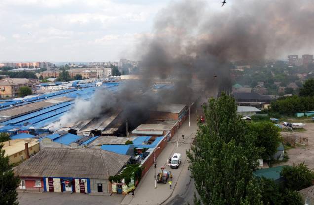 Vista aérea do mercado central de Sloviansk, ao norte de Kramatosk, em 05/07/2022, após um suposto ataque com mísseis em meio à invasão russa da Ucrânia.