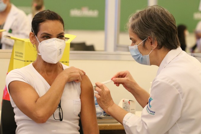 Vacinação contra covid-19 aos profissionais da saúde do Hospital das Clínicas, no Centro de Convenções Rebouças.