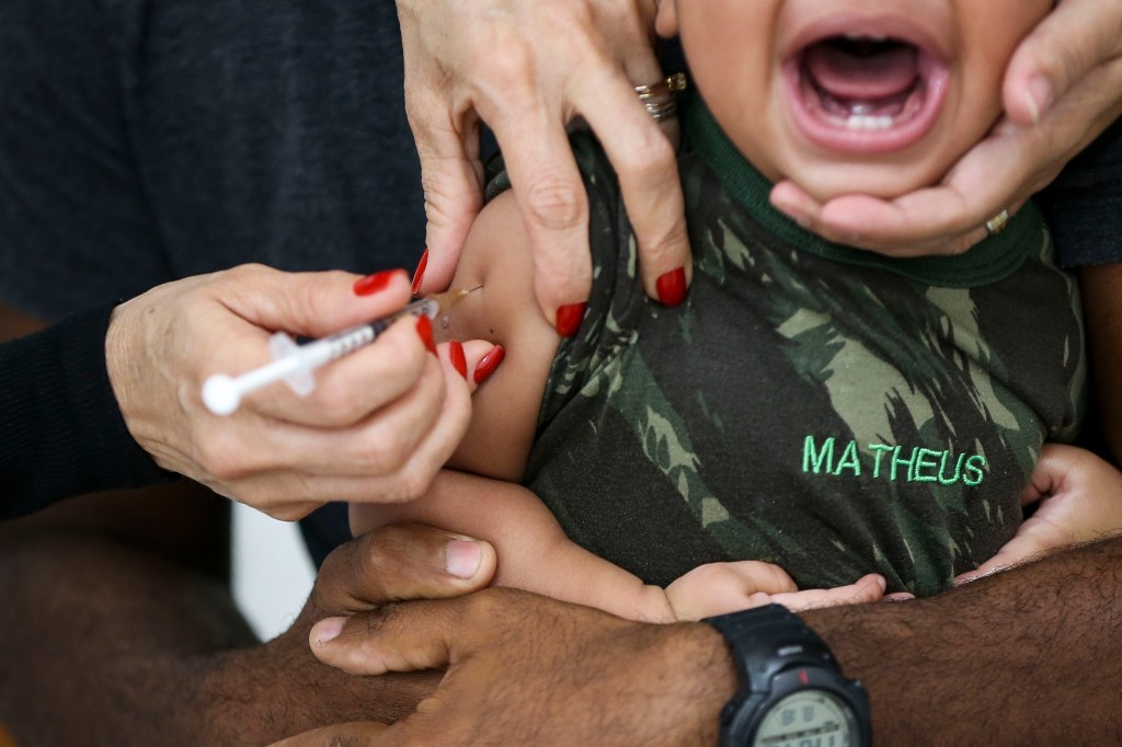 Criança agoniza enquanto toma uma dose da vacina contra Poliomielite