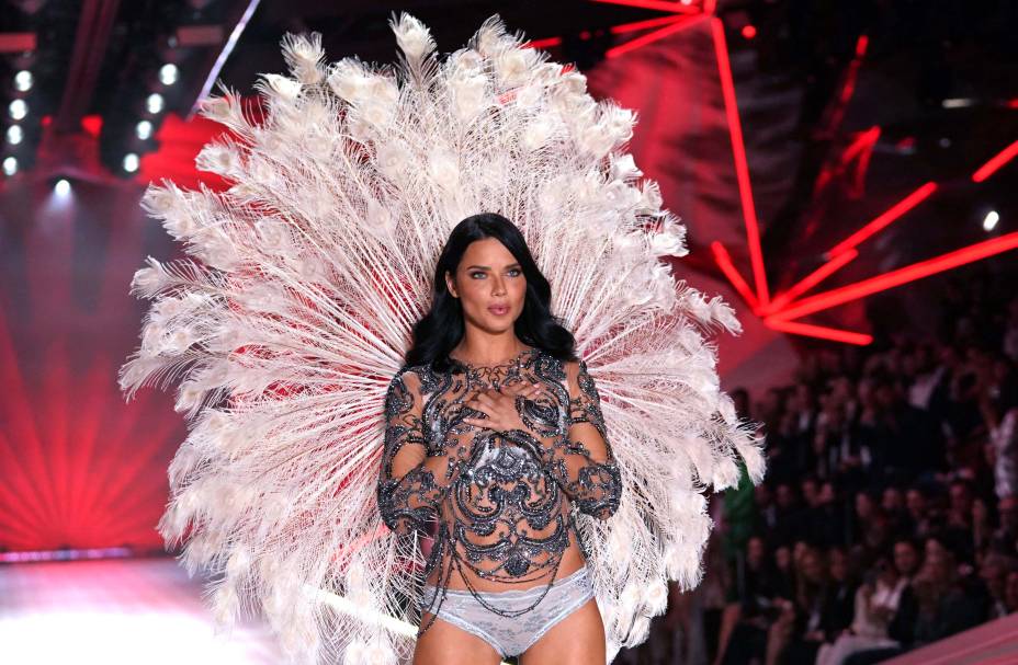 A modelo brasileira Adriana Lima desfila na passarela do Victoria's Secret Fashion Show 2018, no Pier 94 em Nova York. 08/11/2018.