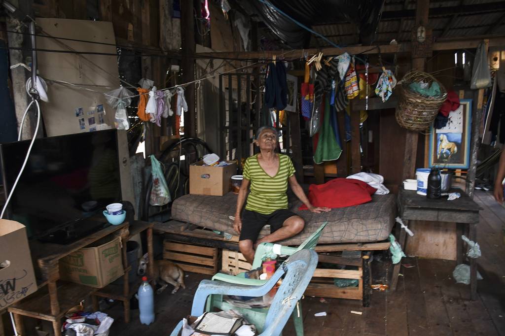 SEM AJUDA - A aposentada Cleonice Cruz, 73 anos, sustenta irmã e três adolescentes com um salário mínimo na Vila da Barca, em Belém. Com o fim das doações na pandemia, ela diz que há dias em que não tem o que comer -