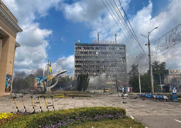 Cenas de destruição, após um ataque aéreo russo na cidade de Vinnytsia, centro-oeste da Ucrânia em 14/07/2022.