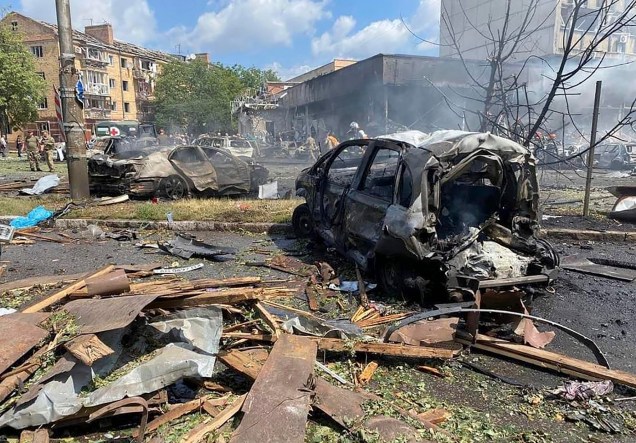 Carros queimados após um ataque aéreo russo na cidade de Vinnytsia, centro-oeste da Ucrânia em 14/07/2022.