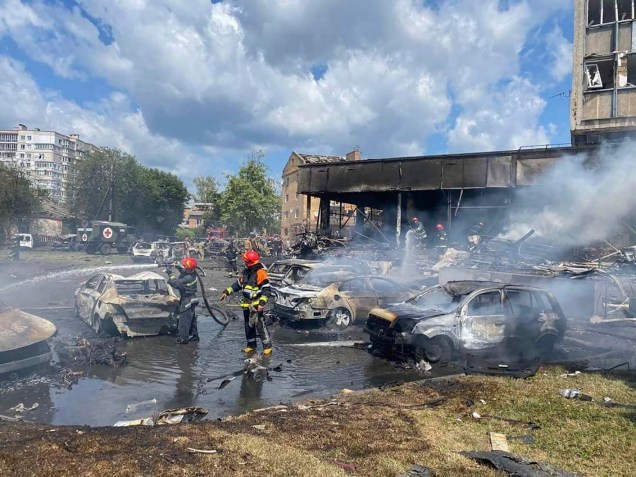 Bombeiros dominam o fogo após um ataque aéreo russo na cidade de Vinnytsia, centro-oeste da Ucrânia em 14/07/2022.