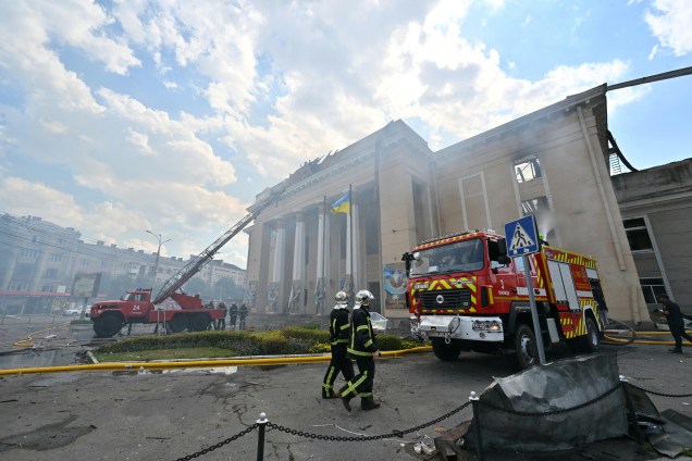 Bombeiros dominam o fogo após um ataque aéreo russo na cidade de Vinnytsia, centro-oeste da Ucrânia em 14/07/2022.