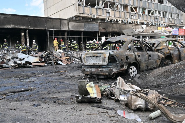 Bombeiros nos escombros de um prédio danificado após um ataque aéreo russo na cidade de Vinnytsia, centro-oeste da Ucrânia, em 14/07/2022. 