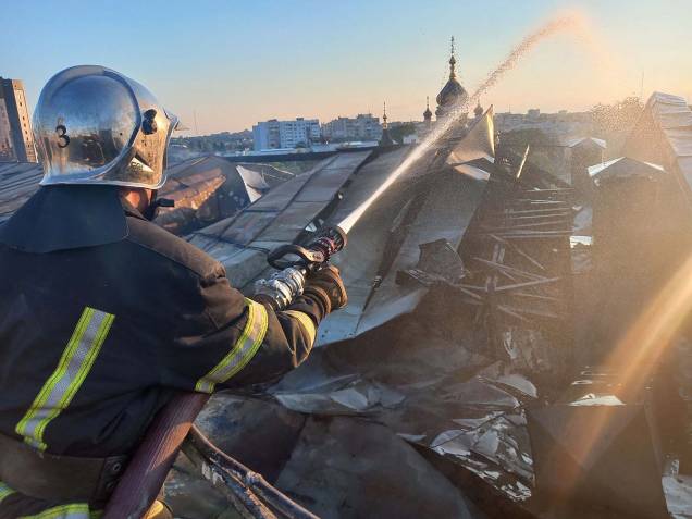 Bombeiro joga água em um prédio danificado após um ataque aéreo russo na cidade de Vinnytsia, centro-oeste da Ucrânia, matando pelo menos 20 pessoas, incluindo três crianças. Bombeiro joga água em um prédio danificado após um ataque aéreo russo na cidade de Vinnytsia, centro-oeste da Ucrânia, matando pelo menos 20 pessoas, incluindo três crianças.