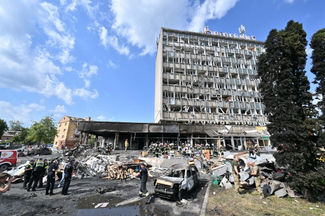 Bombeiros nos escombros de um prédio danificado após um ataque aéreo russo na cidade de Vinnytsia, centro-oeste da Ucrânia, em 14/07/2022.