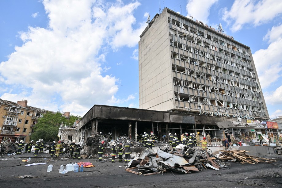 Bombeiros nos escombros de um prédio danificado após um ataque aéreo russo na cidade de Vinnytsia, centro-oeste da Ucrânia, em 14/07/2022.