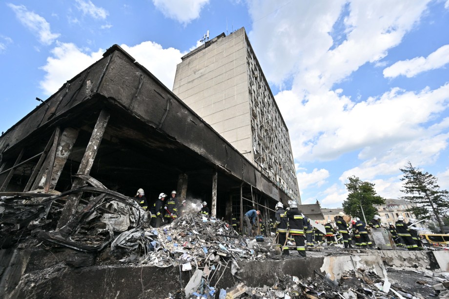 Bombeiros nos escombros de um prédio danificado após um ataque aéreo russo na cidade de Vinnytsia, centro-oeste da Ucrânia, em 14/07/2022.