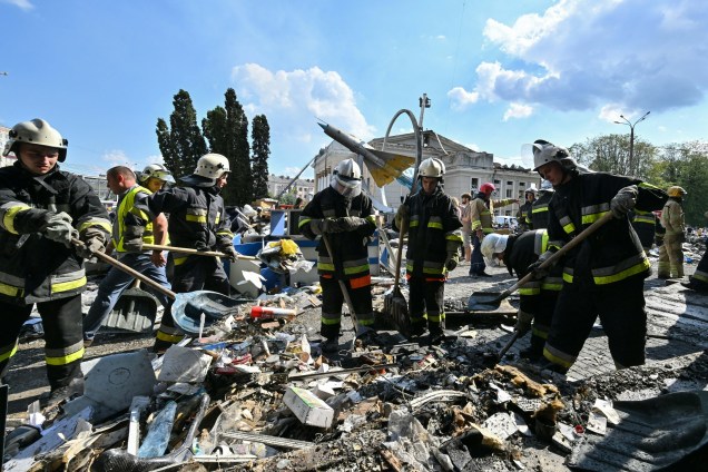 Bombeiros nos escombros de um prédio danificado após um ataque aéreo russo na cidade de Vinnytsia, centro-oeste da Ucrânia, em 14/07/2022.
