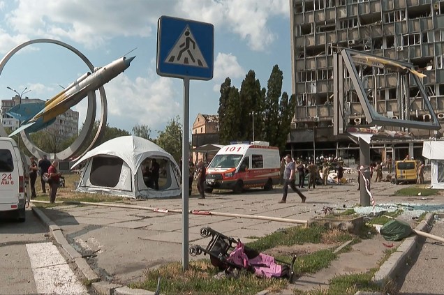 Um carrinho de bebê caído no chão depois que mísseis russos atingiram Vinnytsia, no centro da Ucrânia, em 14/07/2022.