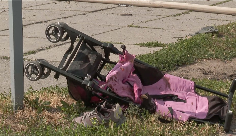 Um carrinho de bebê caído no chão depois que mísseis russos atingiram Vinnytsia, no centro da Ucrânia, matando pelo menos 20 pessoas, incluindo três crianças, em 14/07/2022.