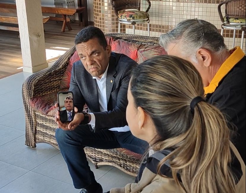 O deputado Otoni de Paula (PSC) fez a ligação de vídeo do presidente Jair Bolsonaro (PL) a Luiz e José Arruda, irmãos de Marcelo, assassinado no último sábado no Paraná